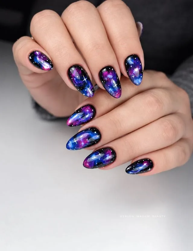 Niebieski manicure z efektem galaktyki