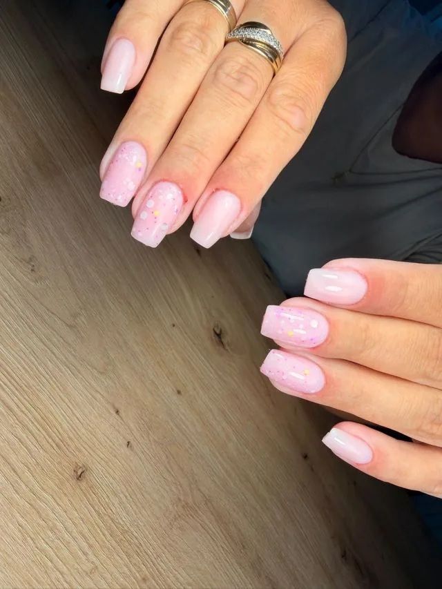 Jasny manicure z delikatnym zdobieniem