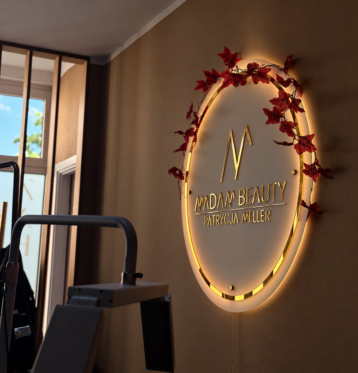 Podświetlany szyld Madam Beauty we wnętrzu salonu