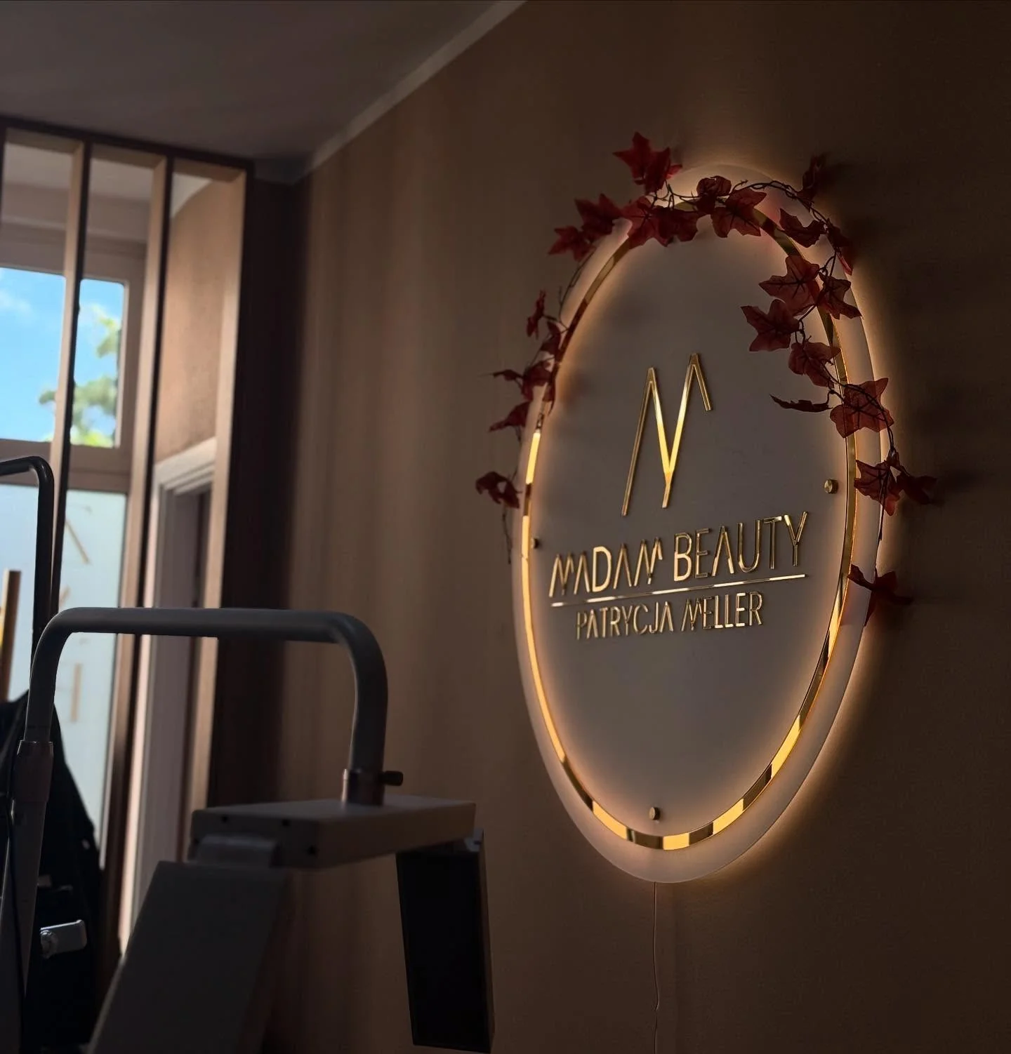 Podświetlany szyld we wnętrzu Madam Beauty